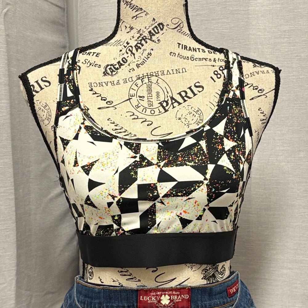 Victoria Sport Geometric Black and White Sports Bra